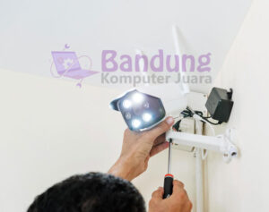 Seorang Teknisi Bandung Komputer Juara sedang Memasang CCTV
